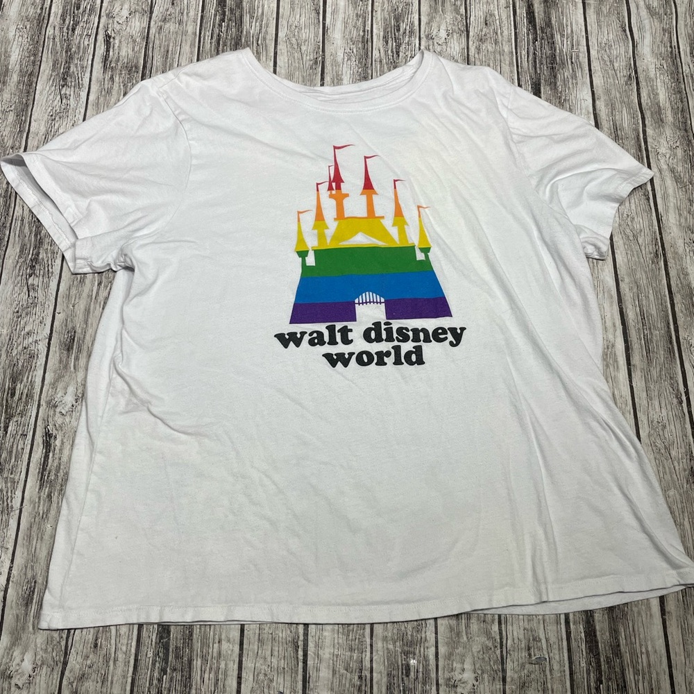 Women’s 2X Walt Disney World Pride Rainbow Cinderella’s Castle Graphic Short GUC